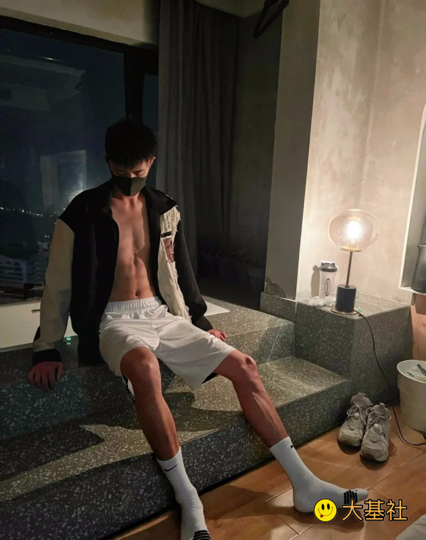 195cm的白袜腹肌帅哥大男孩，在酒店被拍了 - 图3