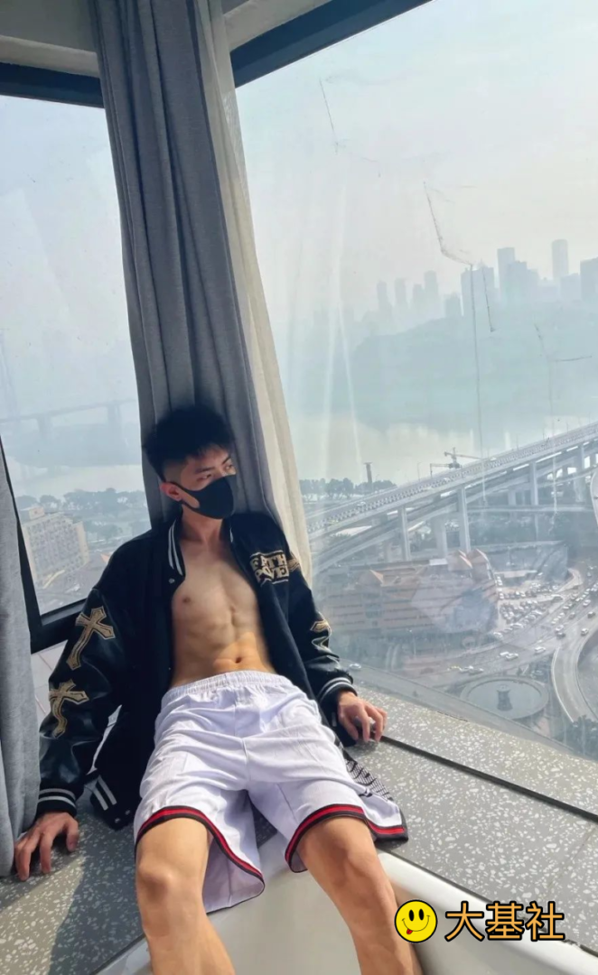 195cm的白袜腹肌帅哥大男孩，在酒店被拍了 - 图9
