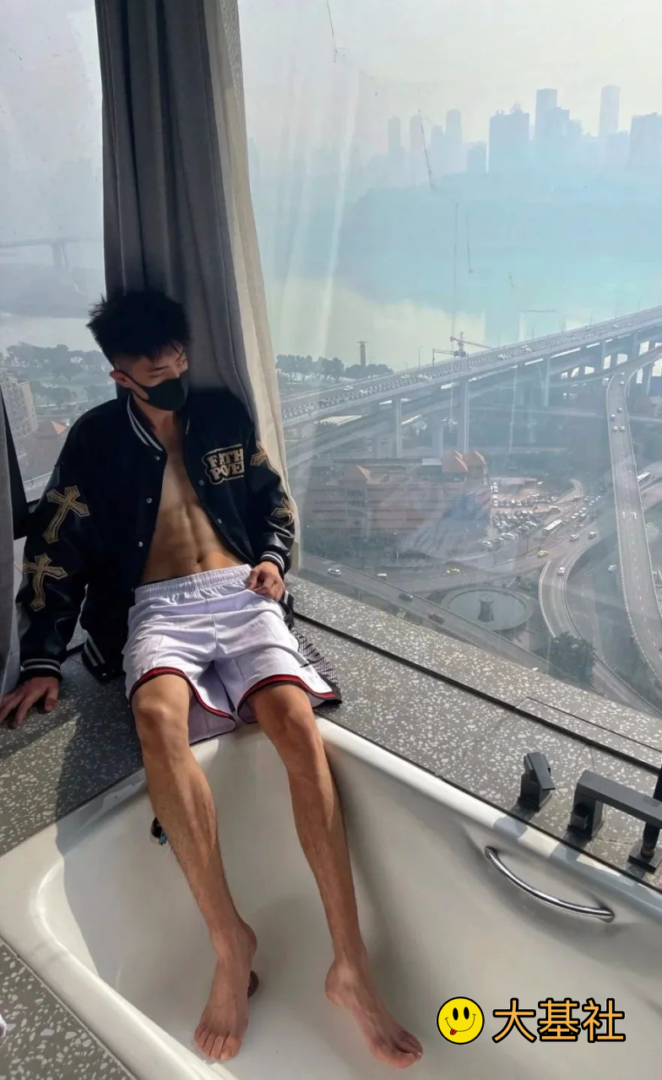 195cm的白袜腹肌帅哥大男孩，在酒店被拍了 - 图10