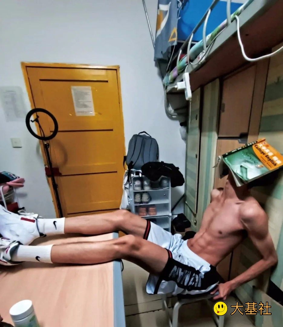 195cm的白袜腹肌帅哥大男孩，在酒店被拍了 - 图12