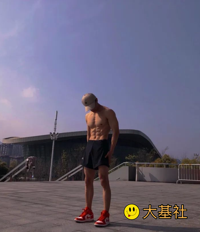 精壮单眼皮腹肌体育生哥哥，短裤球鞋好迷人 - 图5