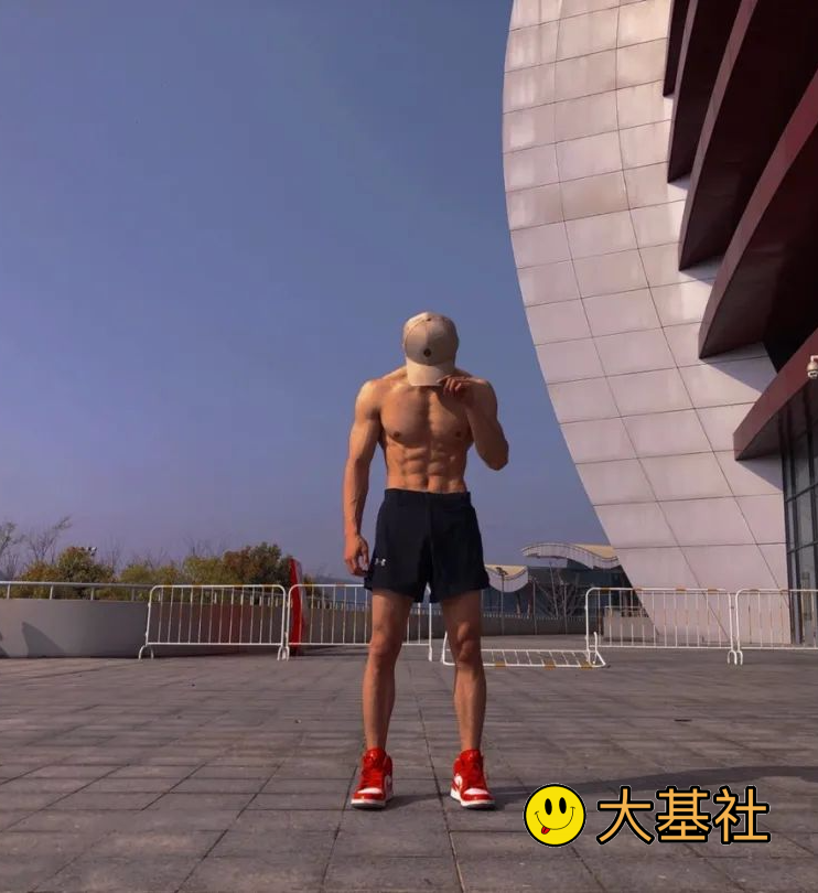 精壮单眼皮腹肌体育生哥哥，短裤球鞋好迷人 - 图6