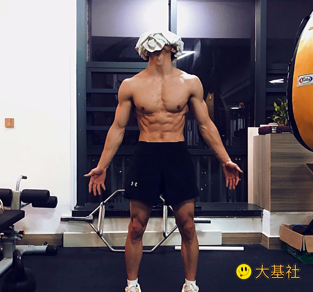 精壮单眼皮腹肌体育生哥哥，短裤球鞋好迷人 - 图9