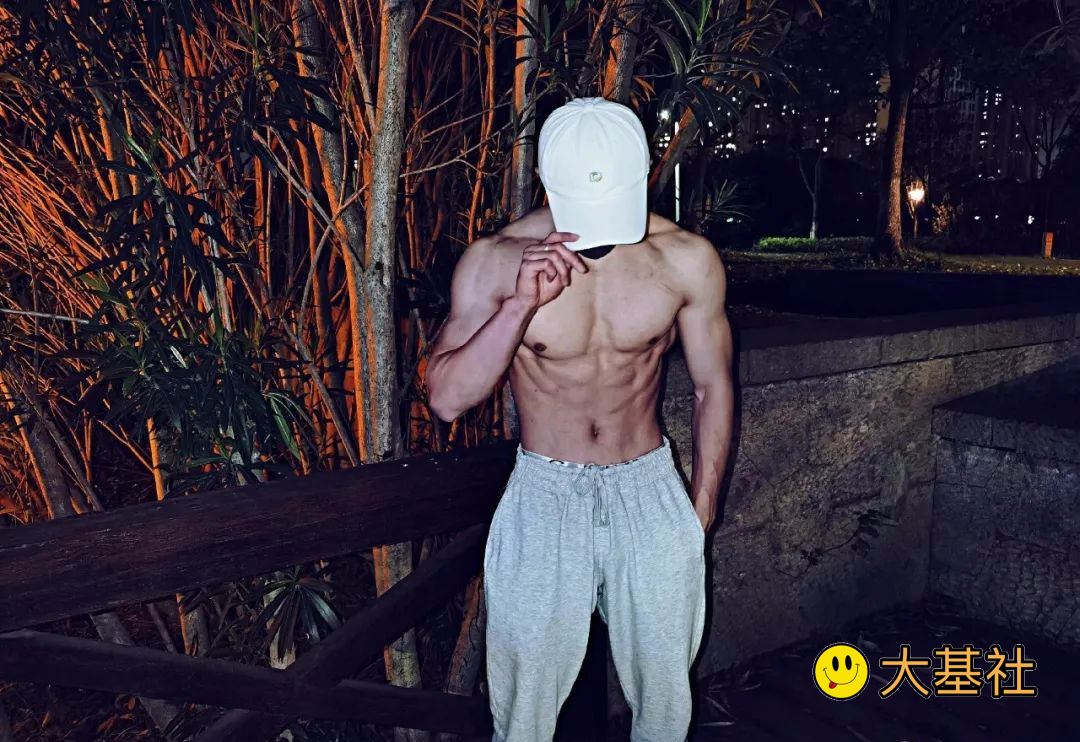 精壮单眼皮腹肌体育生哥哥，短裤球鞋好迷人 - 图12