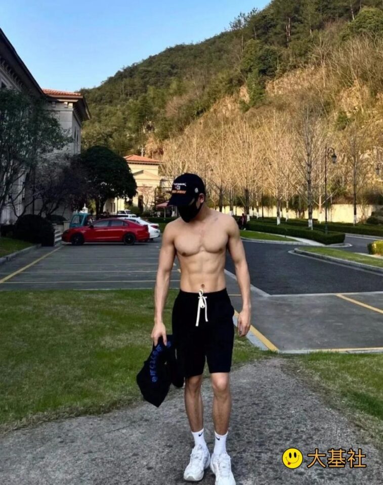 大胸低脂巧克力腹肌体育生，行走的荷尔蒙 - 图4