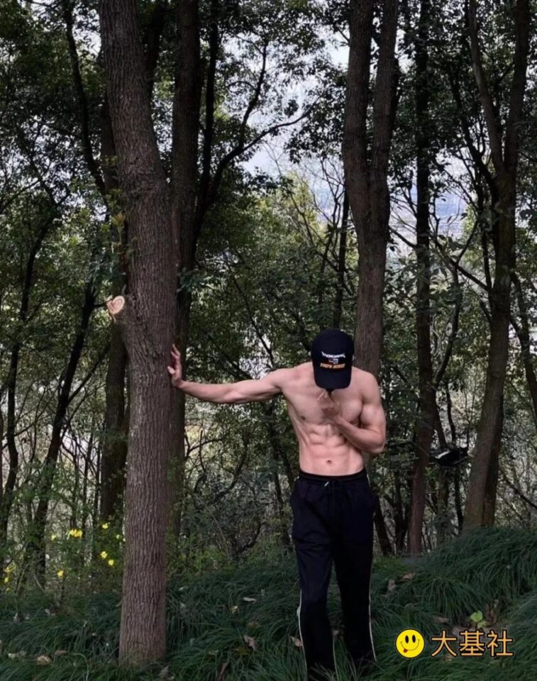 大胸低脂巧克力腹肌体育生，行走的荷尔蒙 - 图12