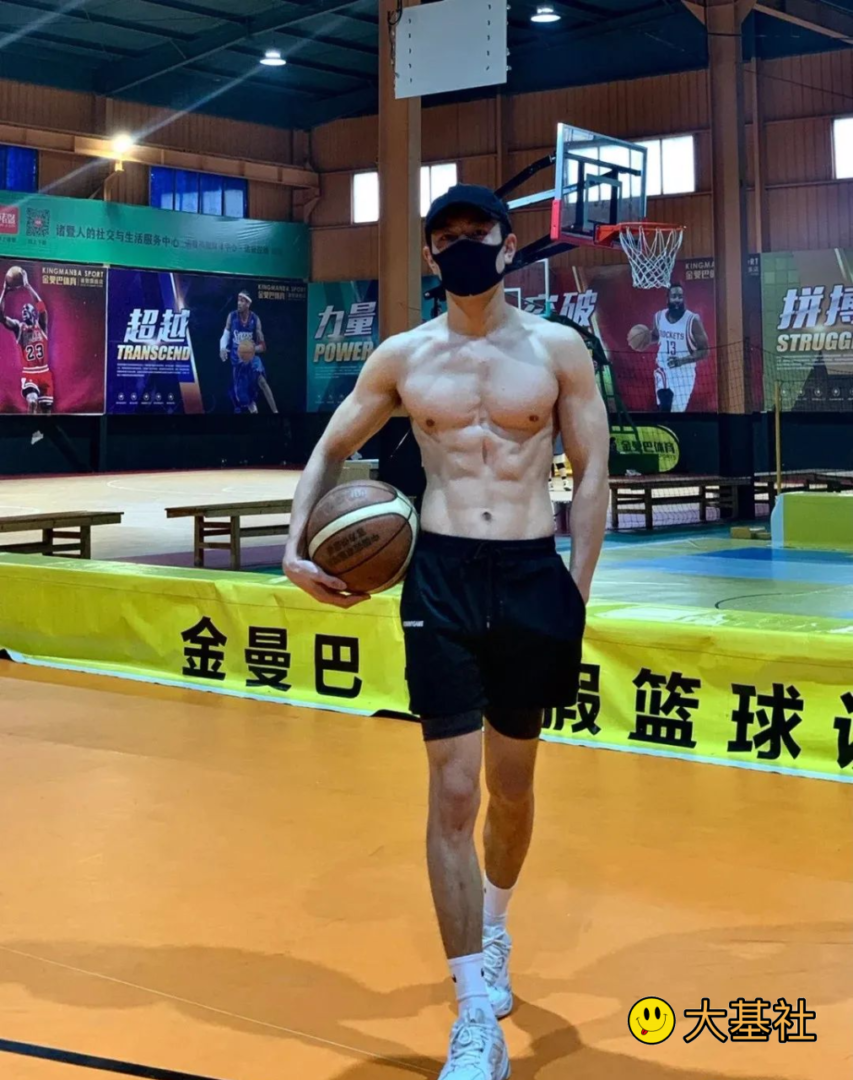 大胸低脂巧克力腹肌体育生，行走的荷尔蒙 - 图14
