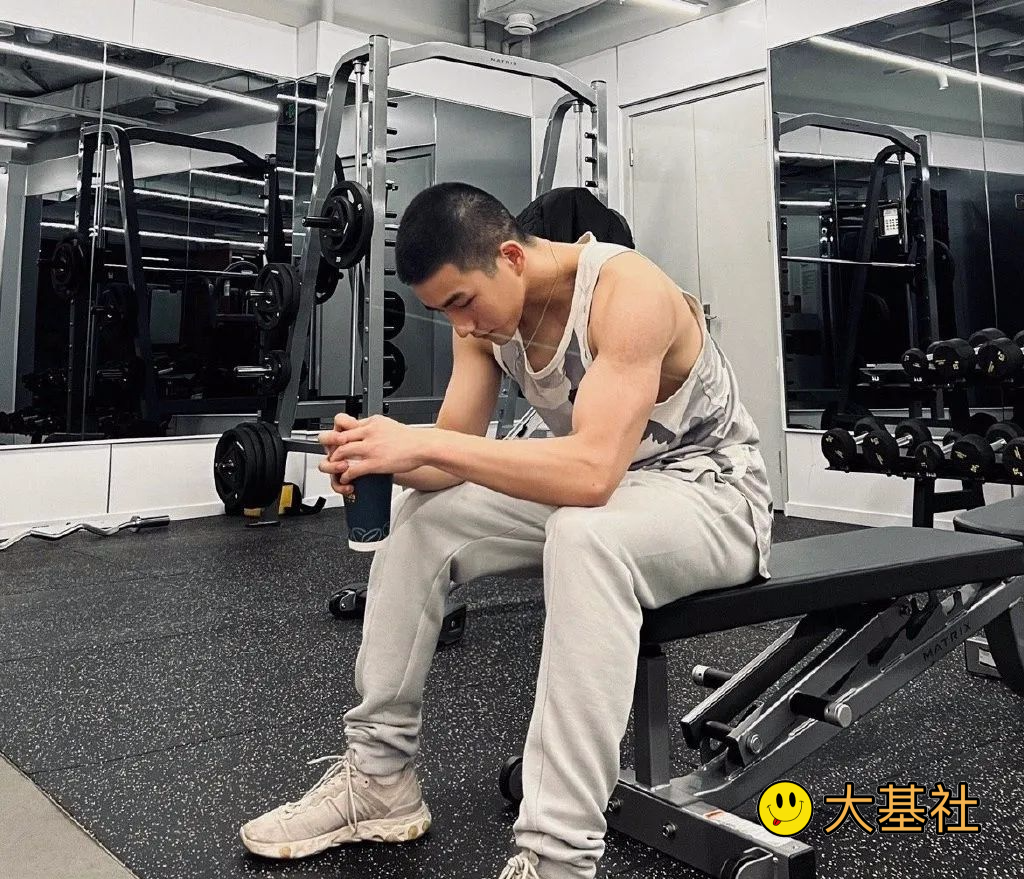 187cm超大包爷们体育生，寸头痞帅爱了爱了