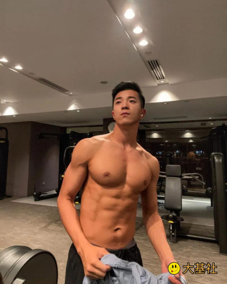 健身房锻炼的小哥哥找到了，身材太好了 - 图5