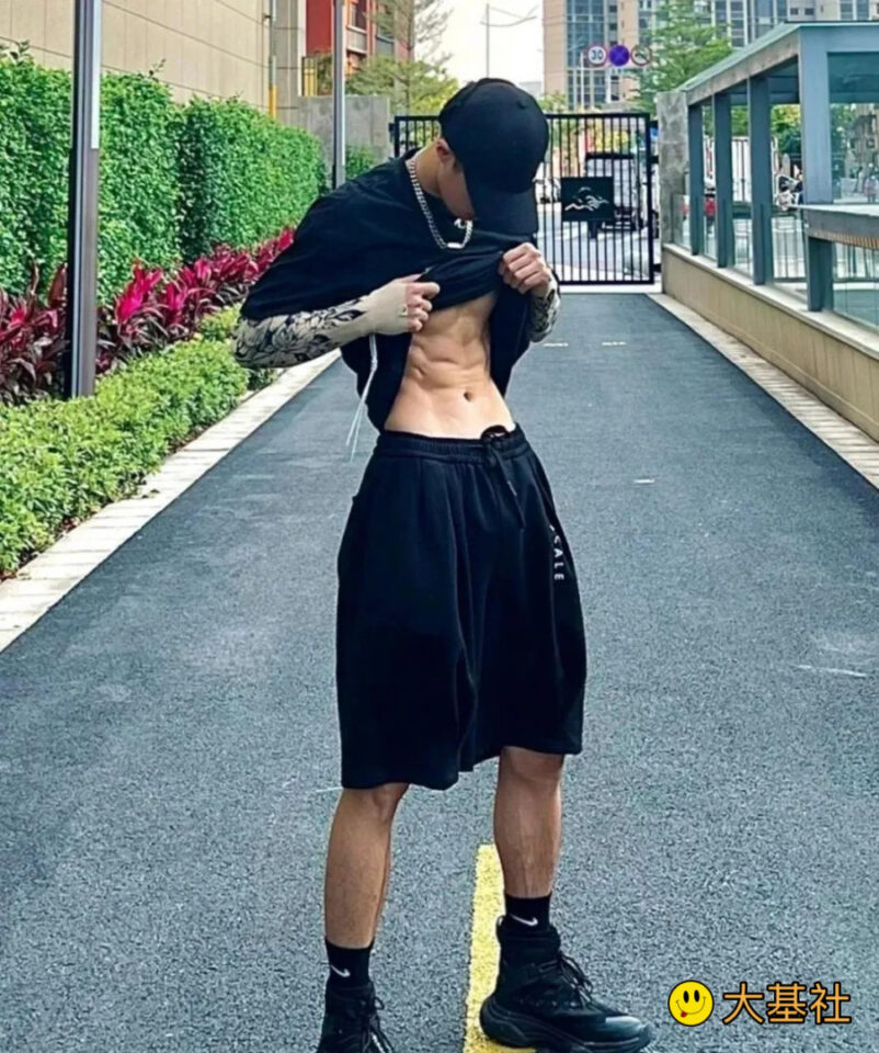 钻石大Dior纹身1s, 六块腹肌凸显，DNA动了 - 图2