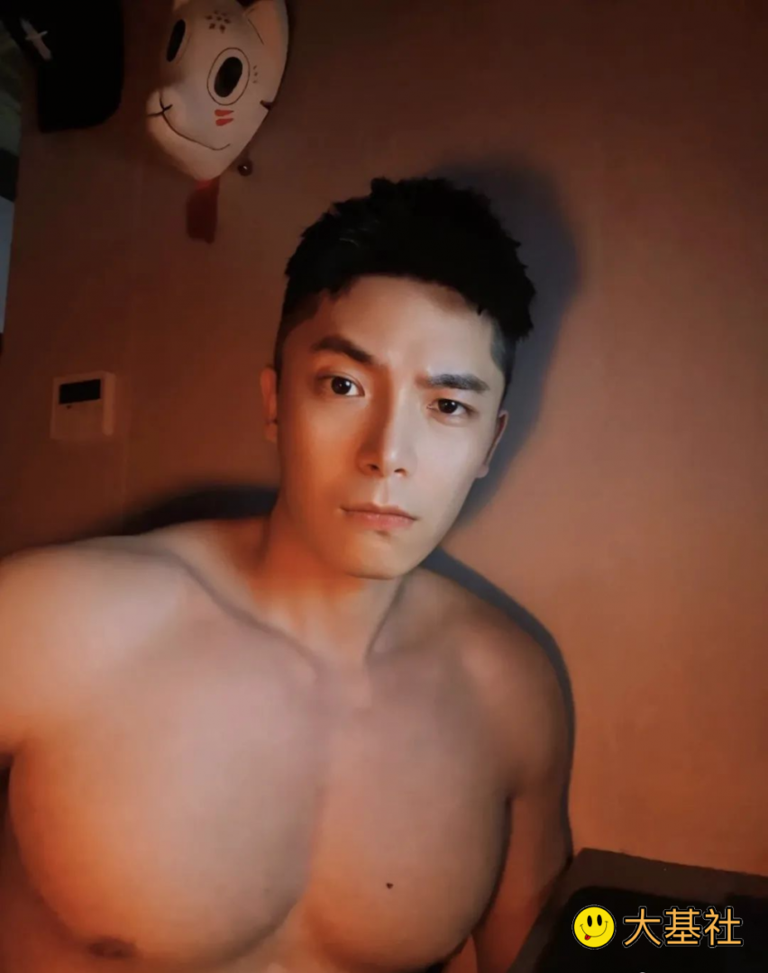 奶白肌肉健身博主，这才是一对男朋友该有的身材 - 图4