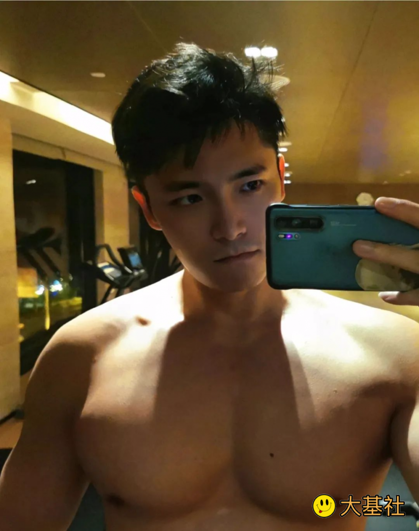 奶白肌肉健身博主，这才是一对男朋友该有的身材 - 图5