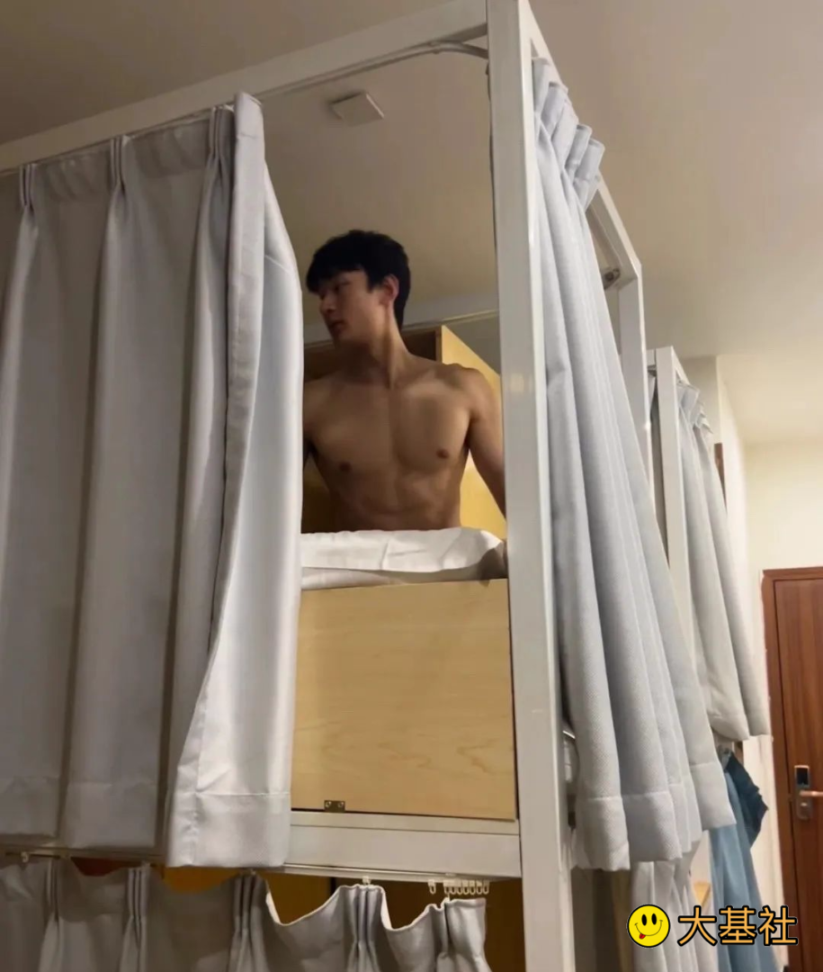 公狗腰体育生的床你见过吗？你的寝室里有没有这样的小哥哥 - 图2