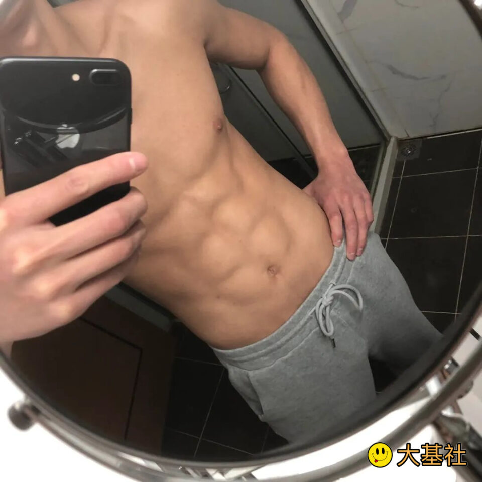 实力腹肌体育生，身材和短裤很耐看 - 封面图