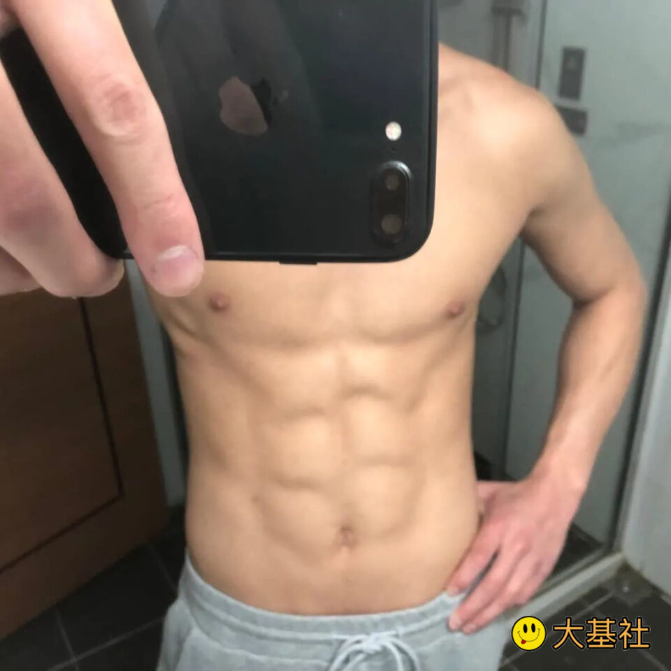 实力腹肌体育生，身材和短裤很耐看 - 图1