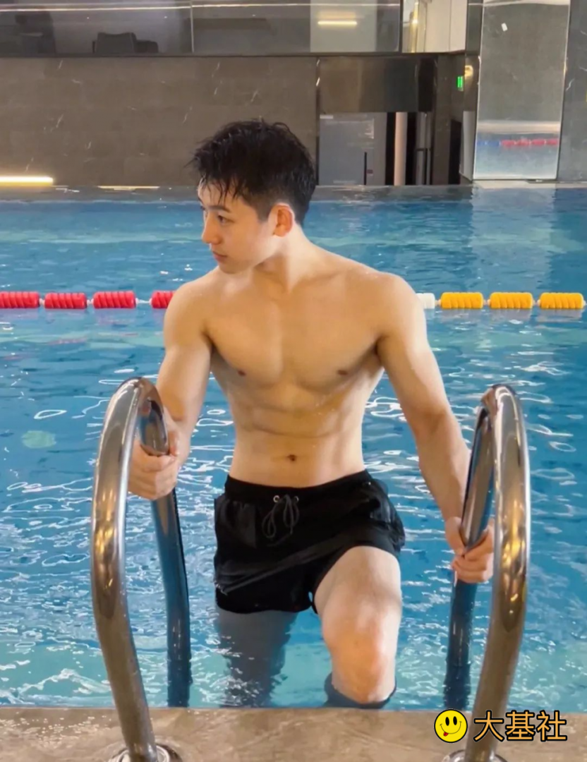 奶白00后筋肉小帅哥，还有短裤白袜