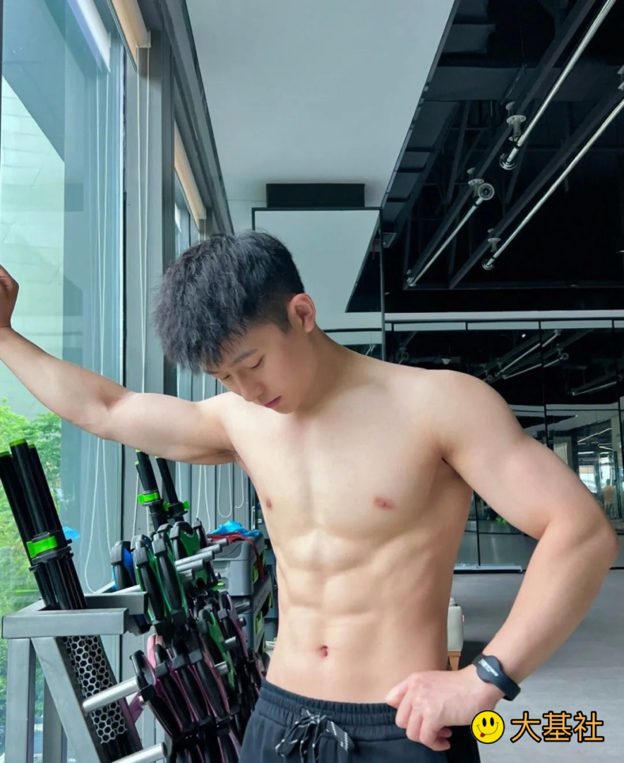 奶白00后筋肉小帅哥，还有短裤白袜 - 图7