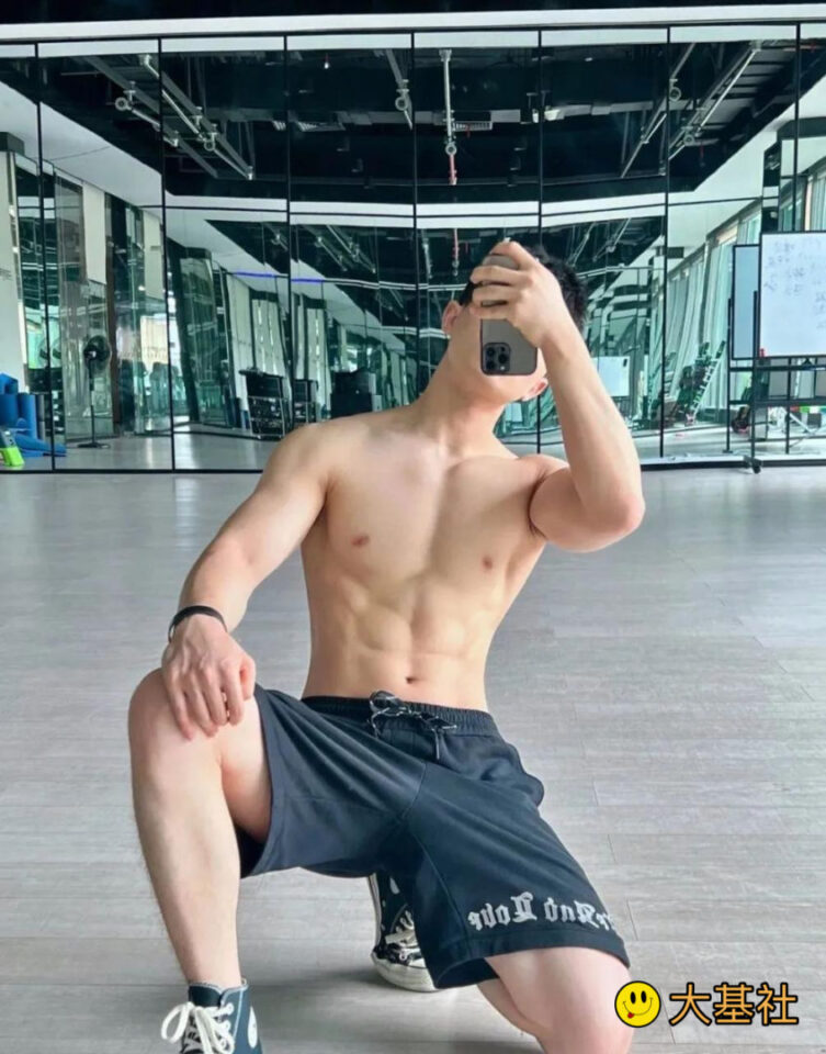 奶白00后筋肉小帅哥，还有短裤白袜 - 图6
