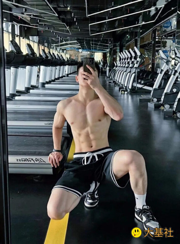 奶白00后筋肉小帅哥，还有短裤白袜 - 图5