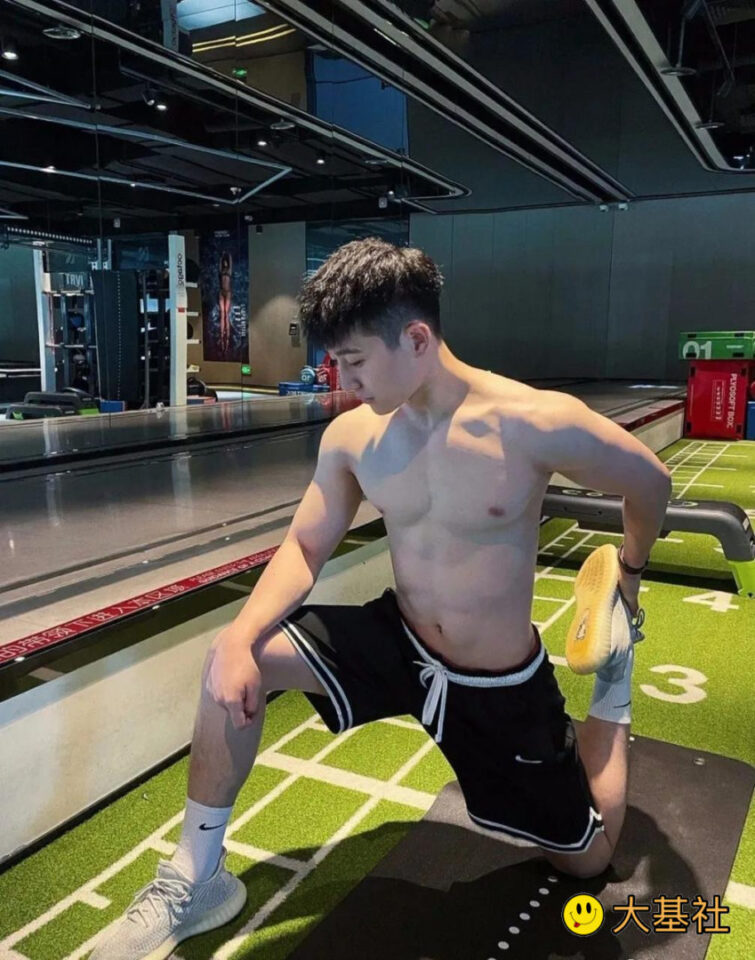 奶白00后筋肉小帅哥，还有短裤白袜 - 图3
