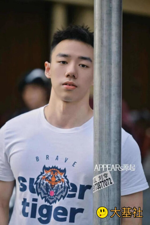 我的筋肉体育生室友，是个大奶狗 - 图2