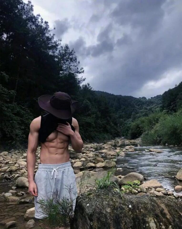 19岁肌肉体育生被带到山里拍大片，实力藏不住了！ - 图7