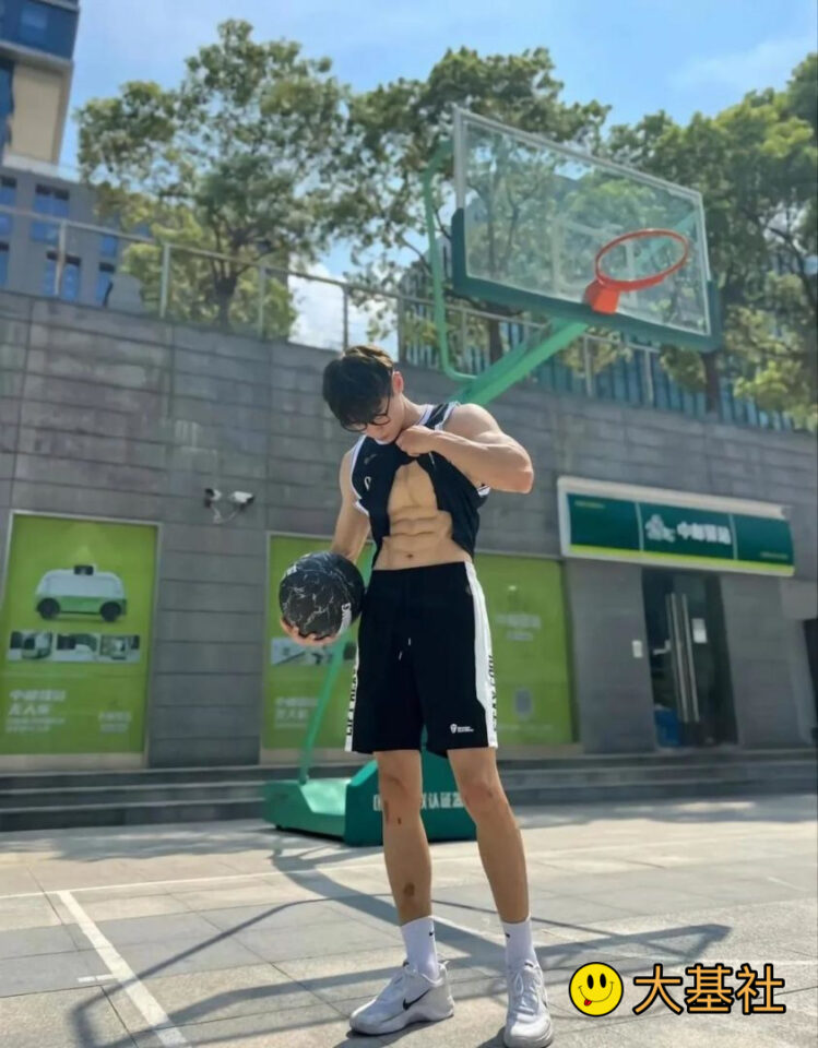戴眼镜的篮球白袜体育生 - 图2