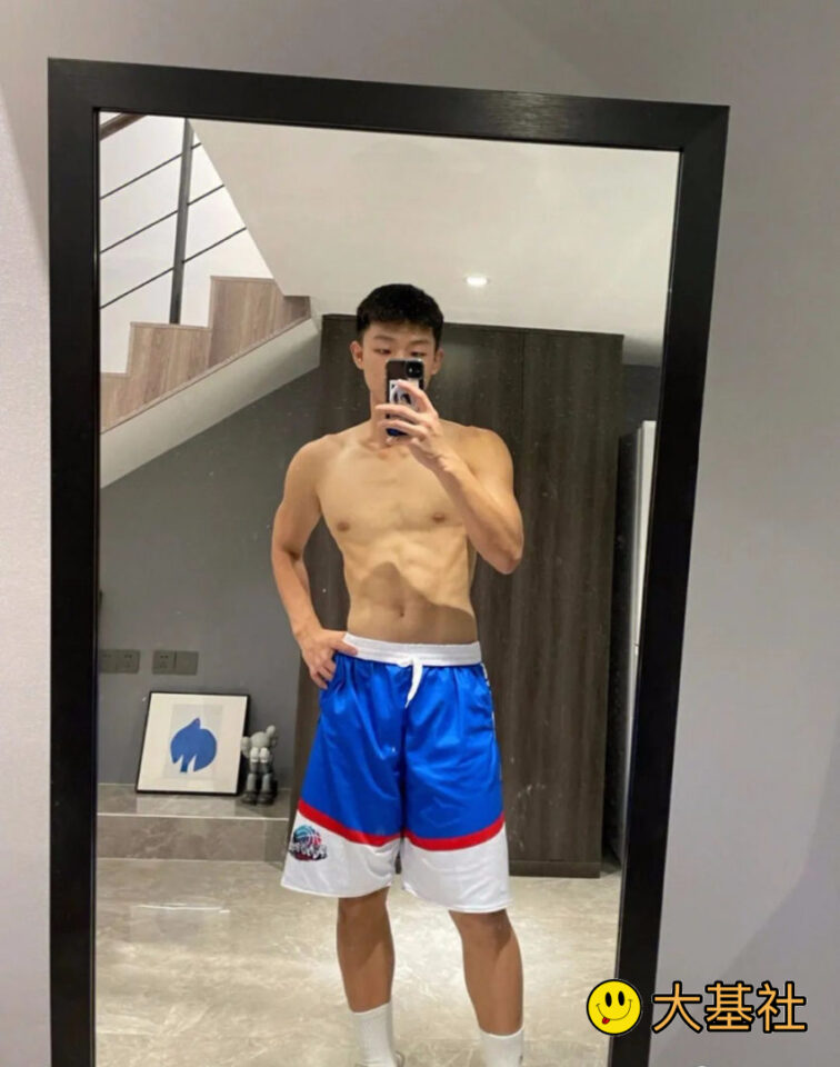 白袜185cm黑皮体育生，发育很不错 - 图7