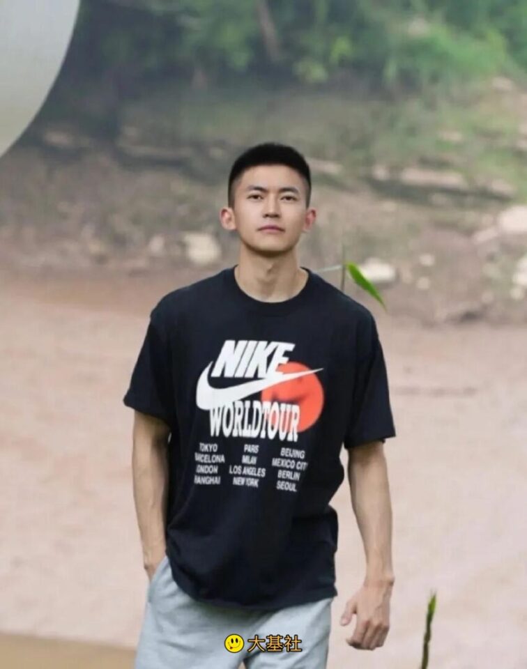 寸头腹肌小哥撩衣露腹肌，还有小虎牙！ - 图3