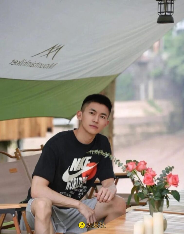 寸头腹肌小哥撩衣露腹肌，还有小虎牙！ - 图4