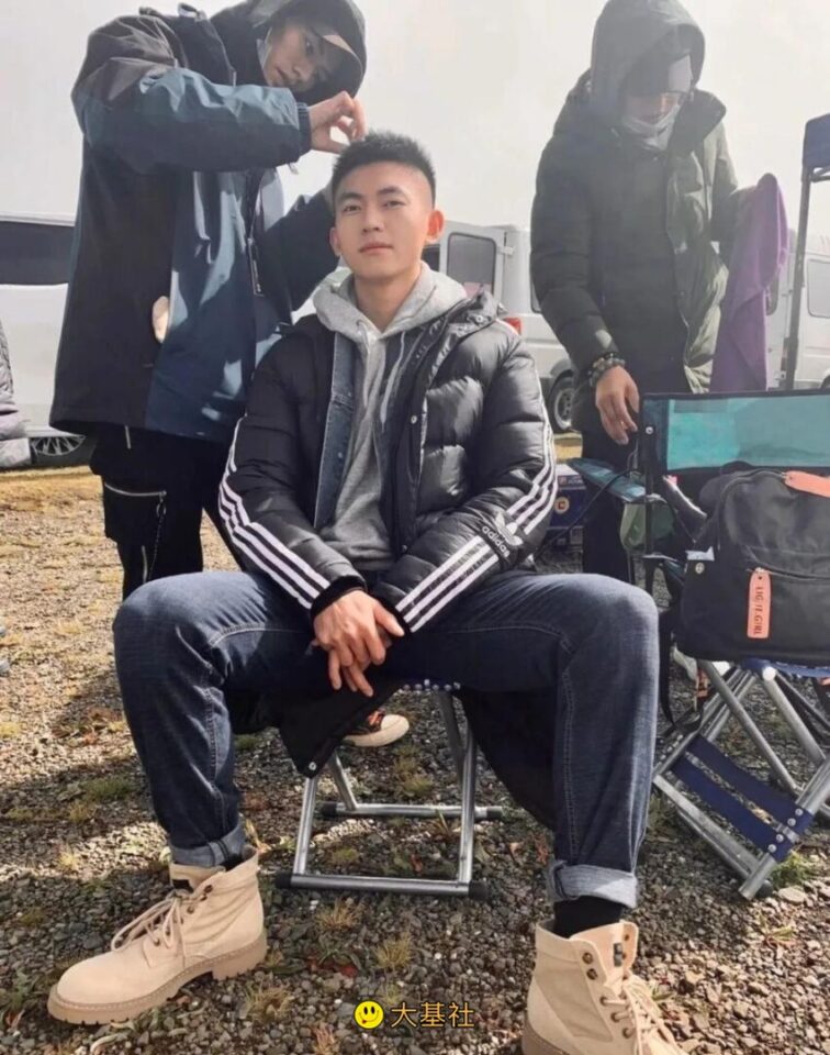 寸头腹肌小哥撩衣露腹肌，还有小虎牙！ - 图7