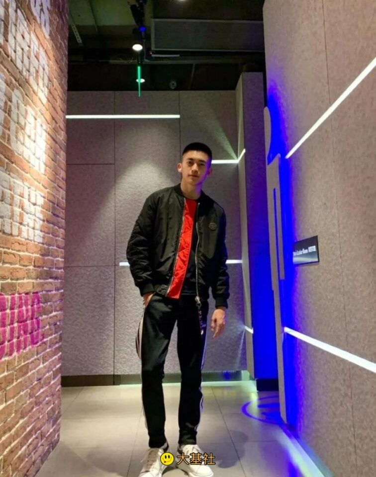 寸头腹肌小哥撩衣露腹肌，还有小虎牙！ - 图8