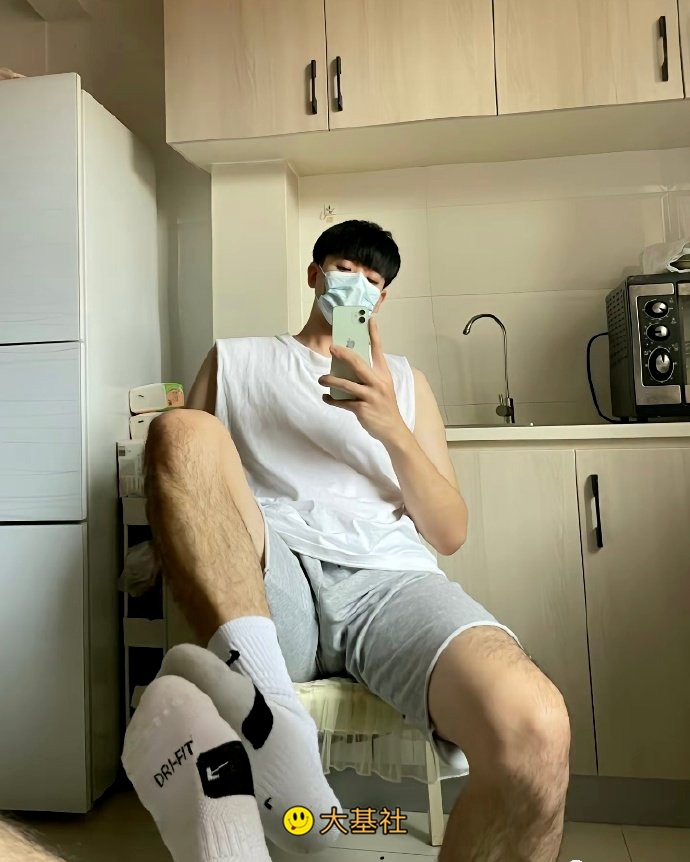 白袜大? S属性体育生，发育太好了