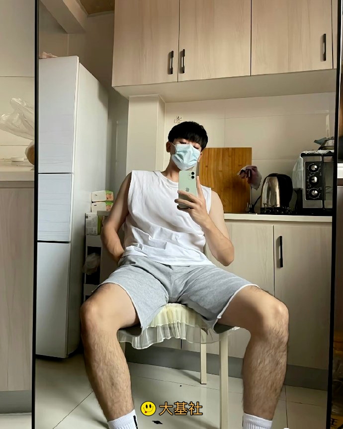 白袜大? S属性体育生，发育太好了 - 图2
