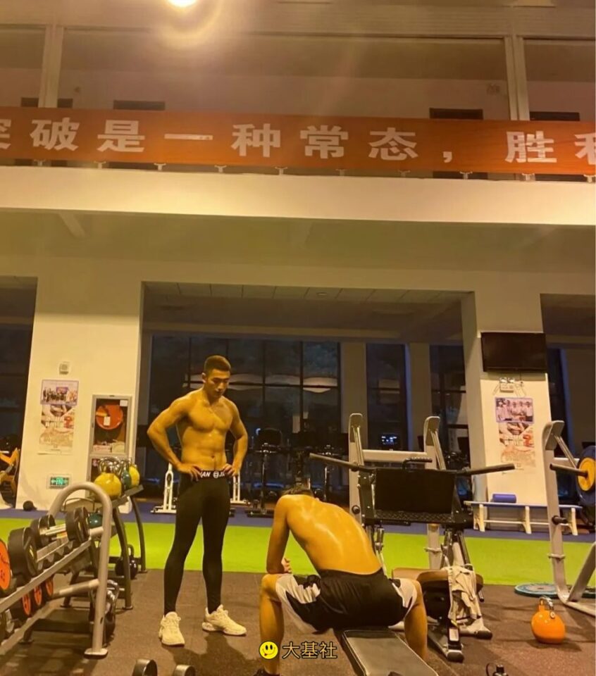 黑皮精壮皮划艇体育生们，超紧身裤看傻眼了！ - 图12