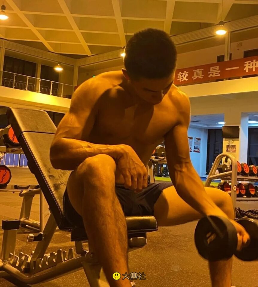 黑皮精壮皮划艇体育生们，超紧身裤看傻眼了！ - 图7