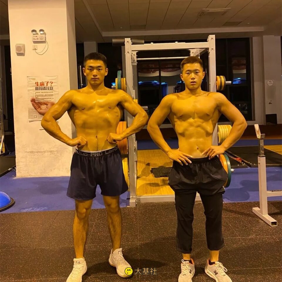 黑皮精壮皮划艇体育生们，超紧身裤看傻眼了！ - 图6