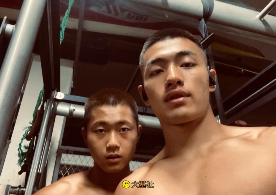 黑皮精壮皮划艇体育生们，超紧身裤看傻眼了！ - 图3