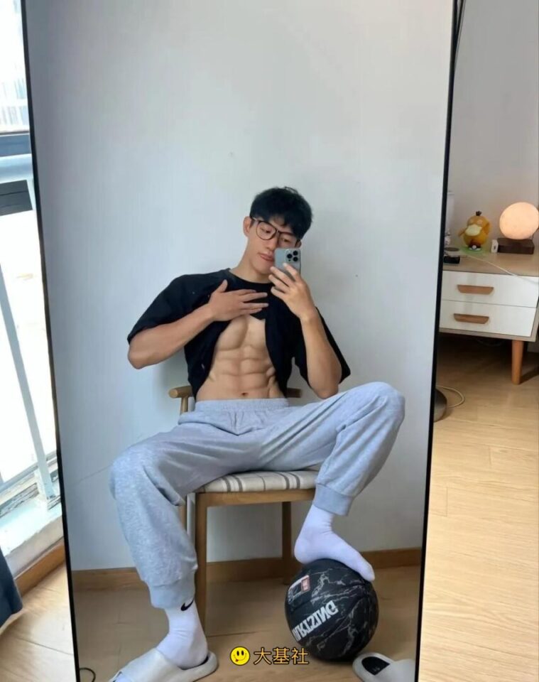黑框眼镜白袜单眼皮体育生，这腹肌太棒了