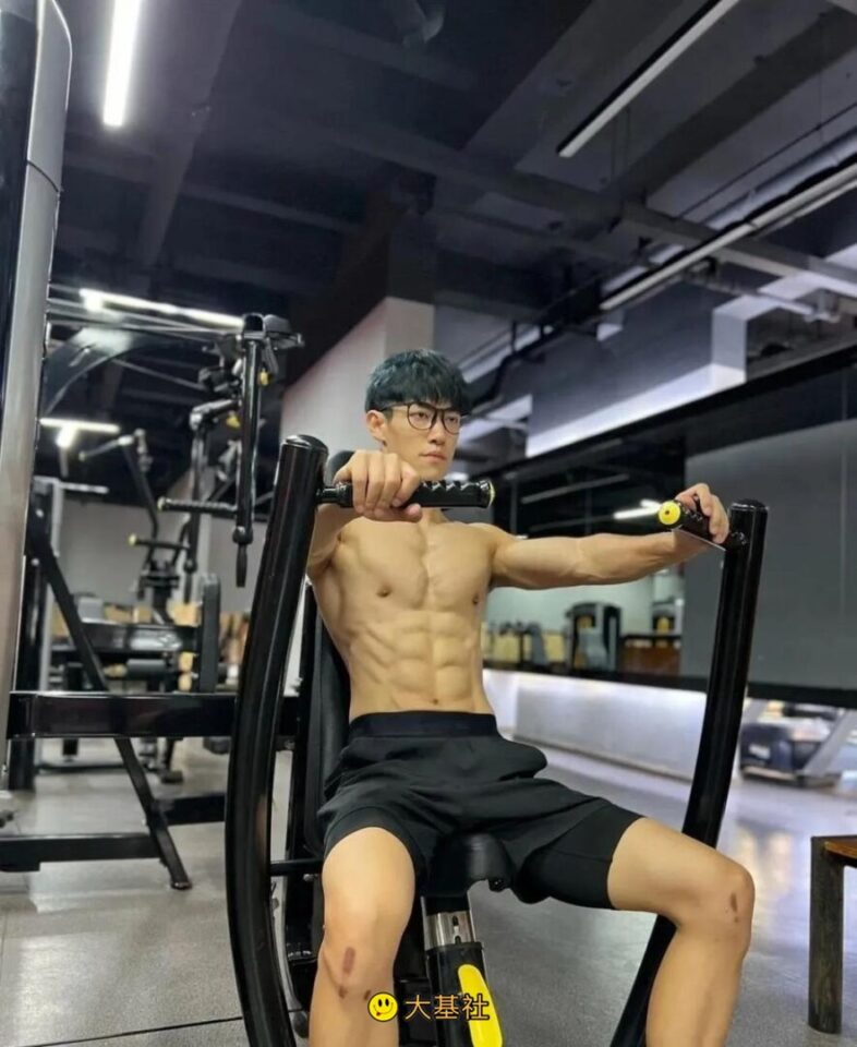 黑框眼镜白袜单眼皮体育生，这腹肌太棒了 - 图4