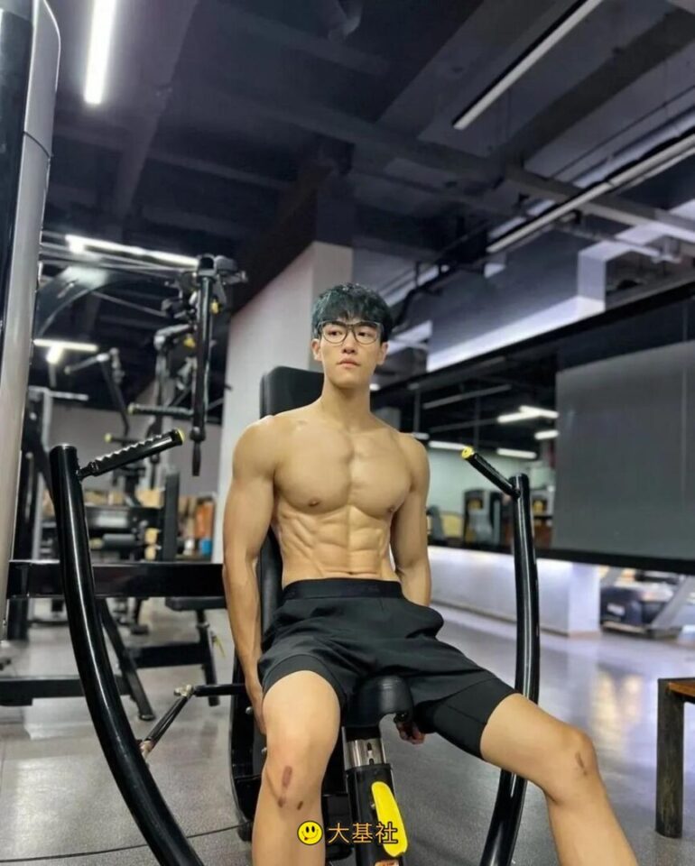 黑框眼镜白袜单眼皮体育生，这腹肌太棒了 - 图5