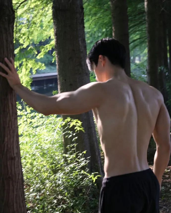 八块腹肌体育生，这么大一包让人挪不开眼 ！ - 图7