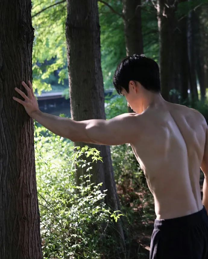 八块腹肌体育生，这么大一包让人挪不开眼 ！ - 图8