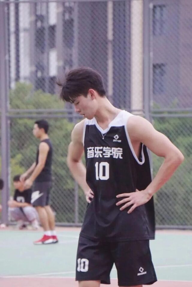篮球校队帅哥大一00后，六块腹肌很不错 - 图9