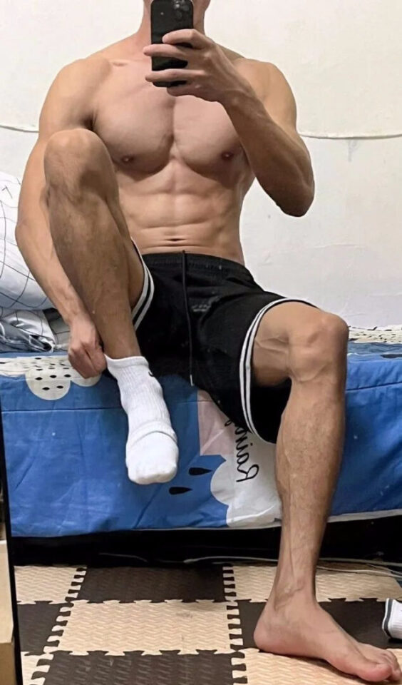臭脚白袜体育生，超壮大胸腹肌