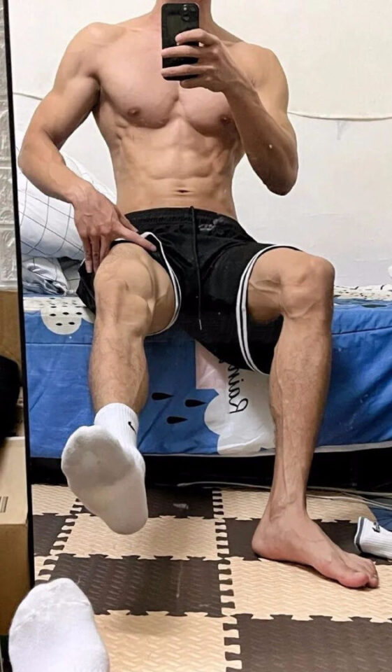 臭脚白袜体育生，超壮大胸腹肌 - 图2