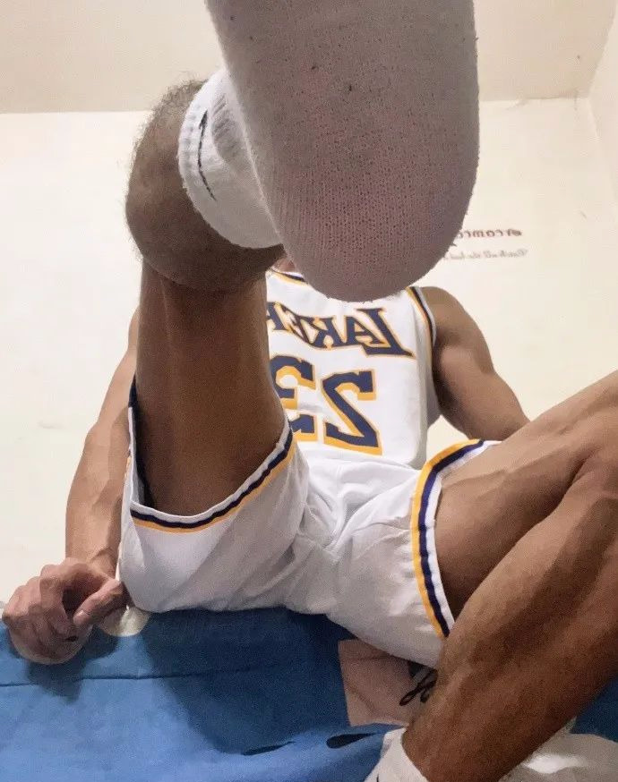 臭脚白袜体育生，超壮大胸腹肌 - 图9