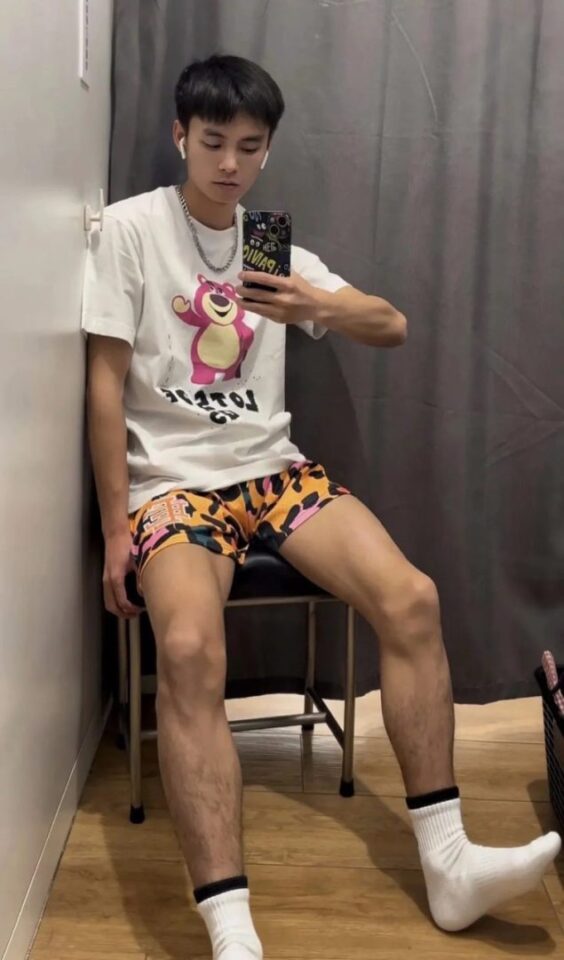 05年短裤白袜男高奶狗，更衣室自拍