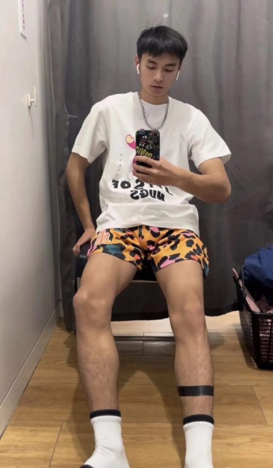 05年短裤白袜男高奶狗，更衣室自拍 - 图2