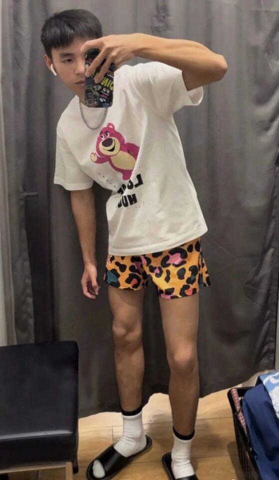 05年短裤白袜男高奶狗，更衣室自拍 - 图3